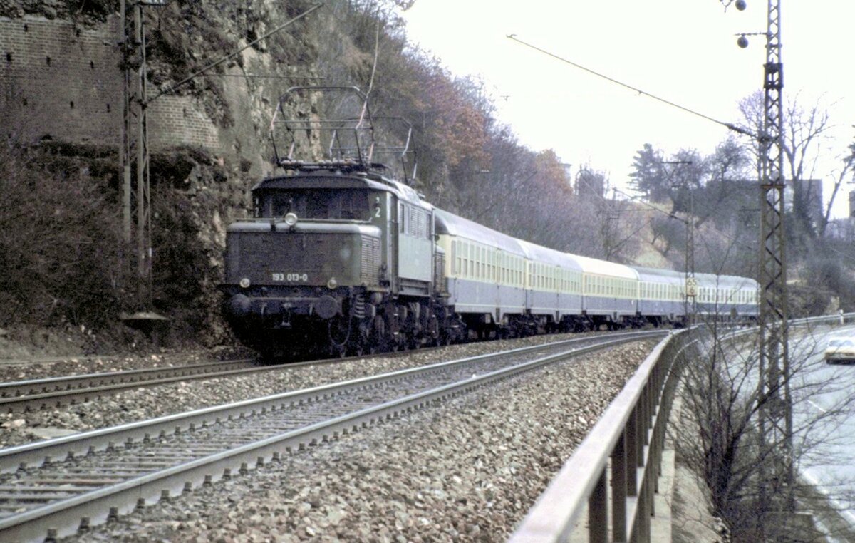 193 013-0 mit Schlerzug auf der Geislinger Steige am 13.03.1982.