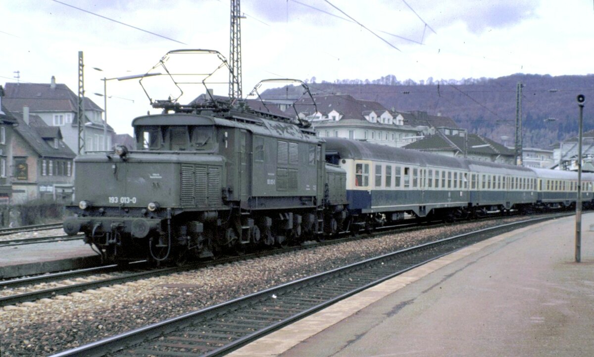 193 013-0 mit Schülerzug in Geislingen Steige am 13.03.1982.