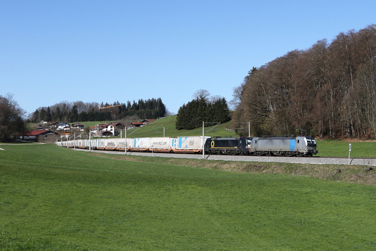 193 116 und 193 853 mit einem  EKOL-KLV  aus Mnchen kommend am 8. April 2025 bei Axdorf im Chiemgau.
