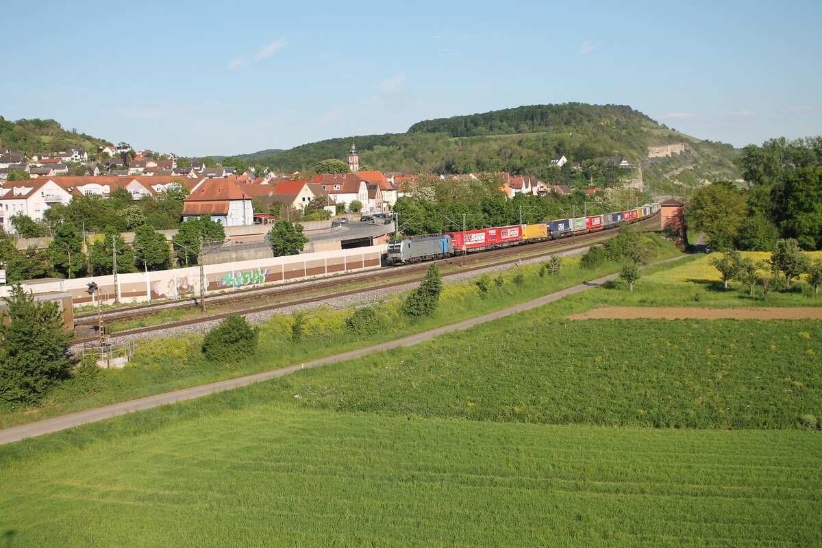 193 130-2 mit einem KLV-Zug in Retzbach-Zellingen. 11.05.24