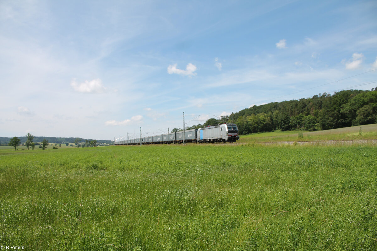 193 133 zieht ein Ganzzug Container bei Oberdachstetten in Richtung Süden. 08.06.24