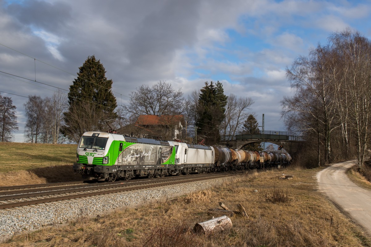 193 204 und 193 240 mit einem Kesselwagenzug aus Salzburg kommend am 6. Januar 2016 bei bersee am Chiemsee.