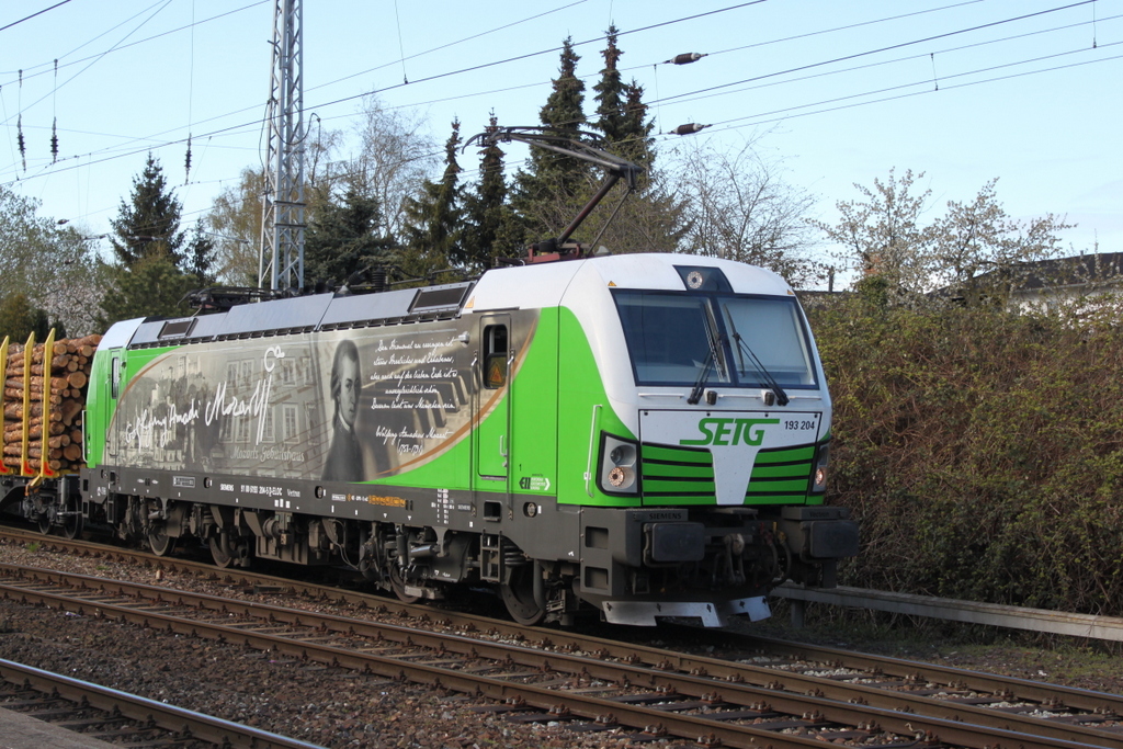 193 204-5  Wolfgang Amadi Mozart  mit Holzzug von Rostock-Bramow nach Stendal-Niedergörne via Borstel Kr.Stendal bei der Ausfahrt in Rostock-Bramow.16.04.2017