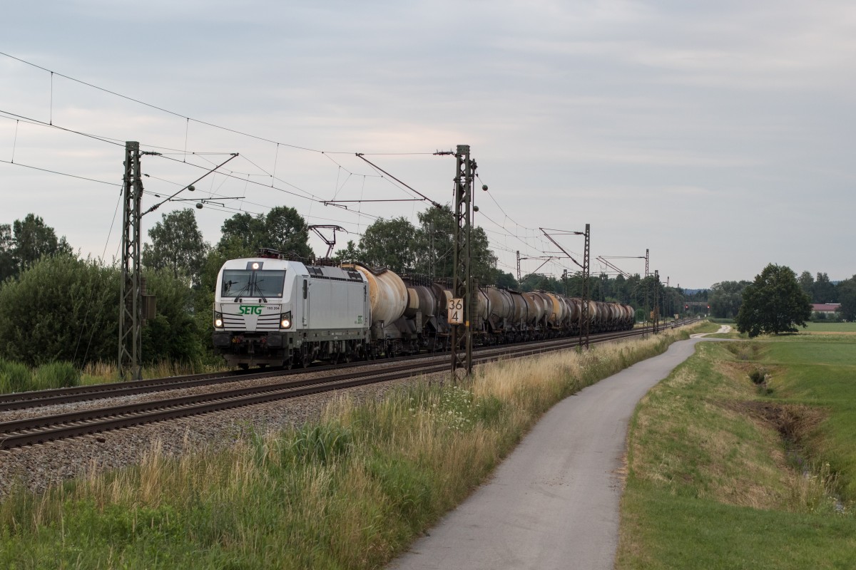 193 204 mit einem Kesselzug am 9. Juli 2015 bei bersee.