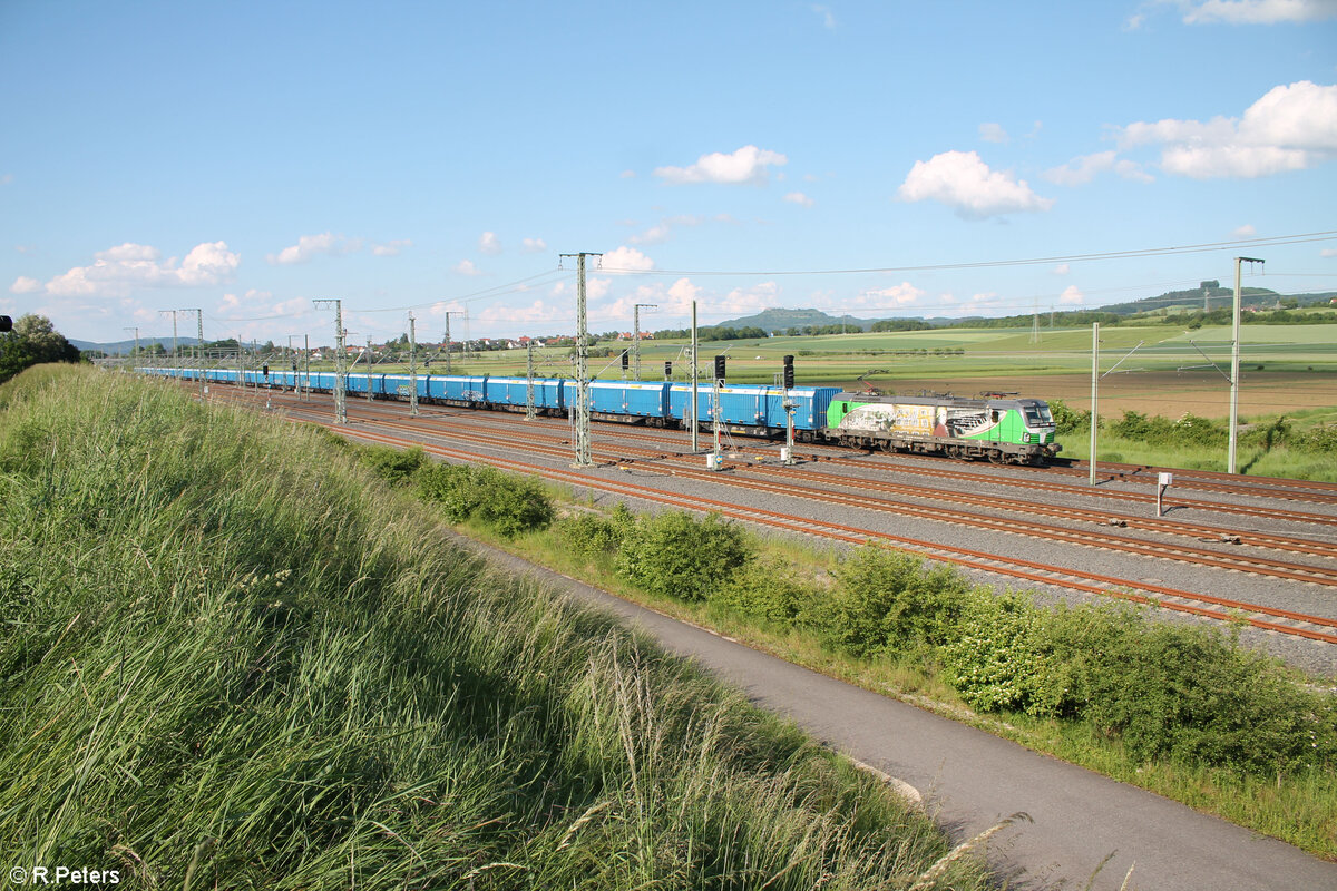 193 204  Mozart  mit einem Hackschnitzelzug bei Ebensfeld in Richtung Bamberg. 20.05.24