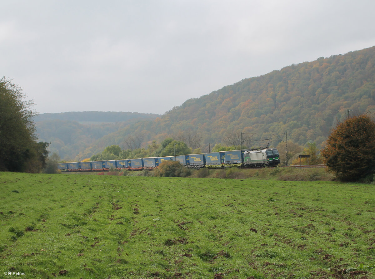 193 205-2 sieht bei Wernfeld mit einem Wechselpritschen LKW-Walter Zug in Richtung Norden. 20.10.24