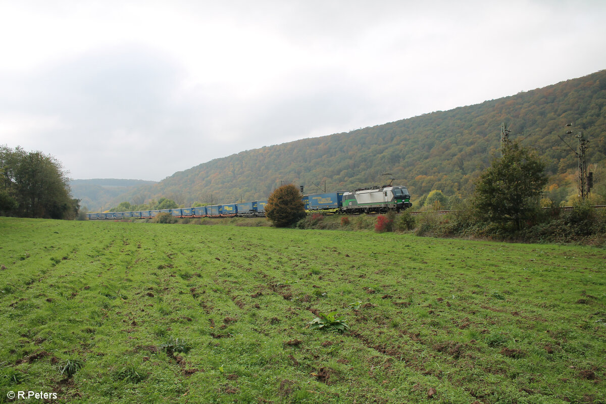 193 205-2 sieht bei Wernfeld mit einem Wechselpritschen LKW-Walter Zug in Richtung Norden. 20.10.24