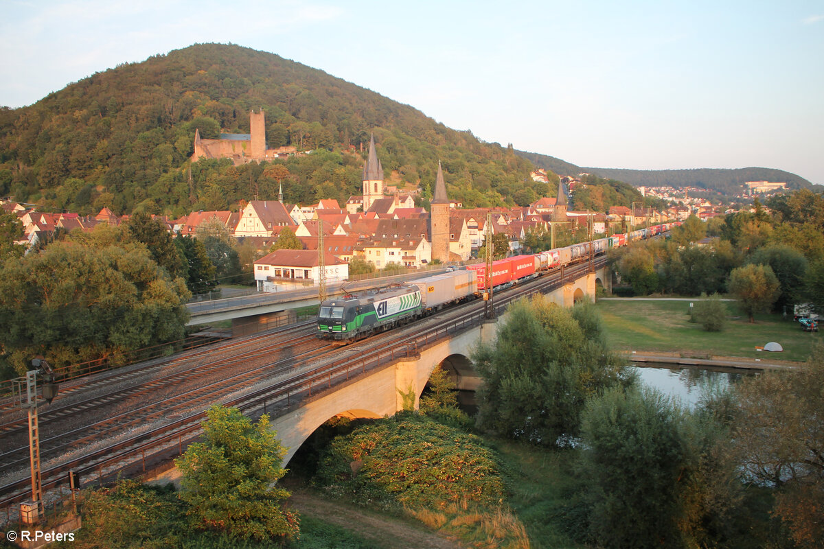 193 208-6 zieht mit einem Containerzug durch Gemünden. 01.09.24