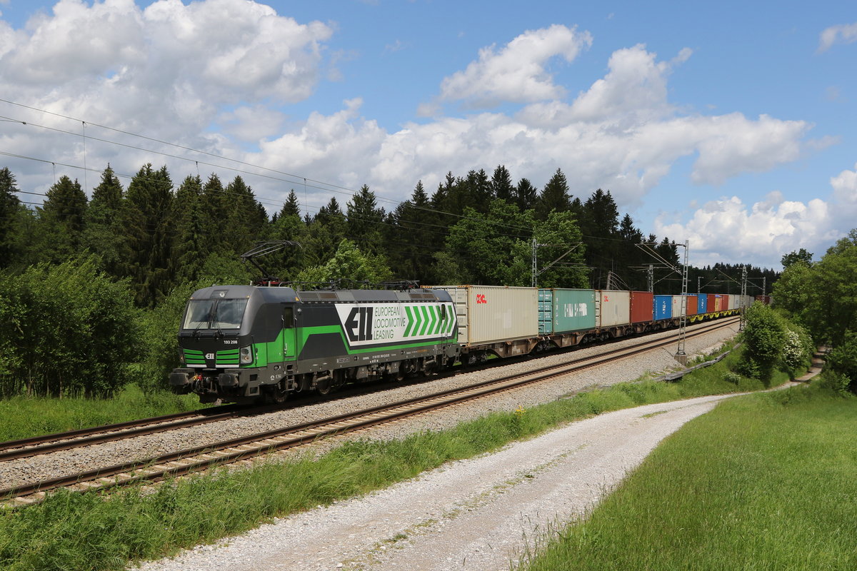 193 208 mit einem Containerzug aus Salzburg kommend am 24. Mai 2020 bei Grabensttt im Chiemgau.