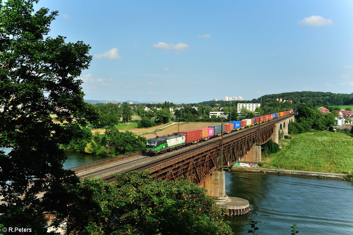 193 210 überquert die Donaubrücke bei Regensburg Mariaort. 21.08.21