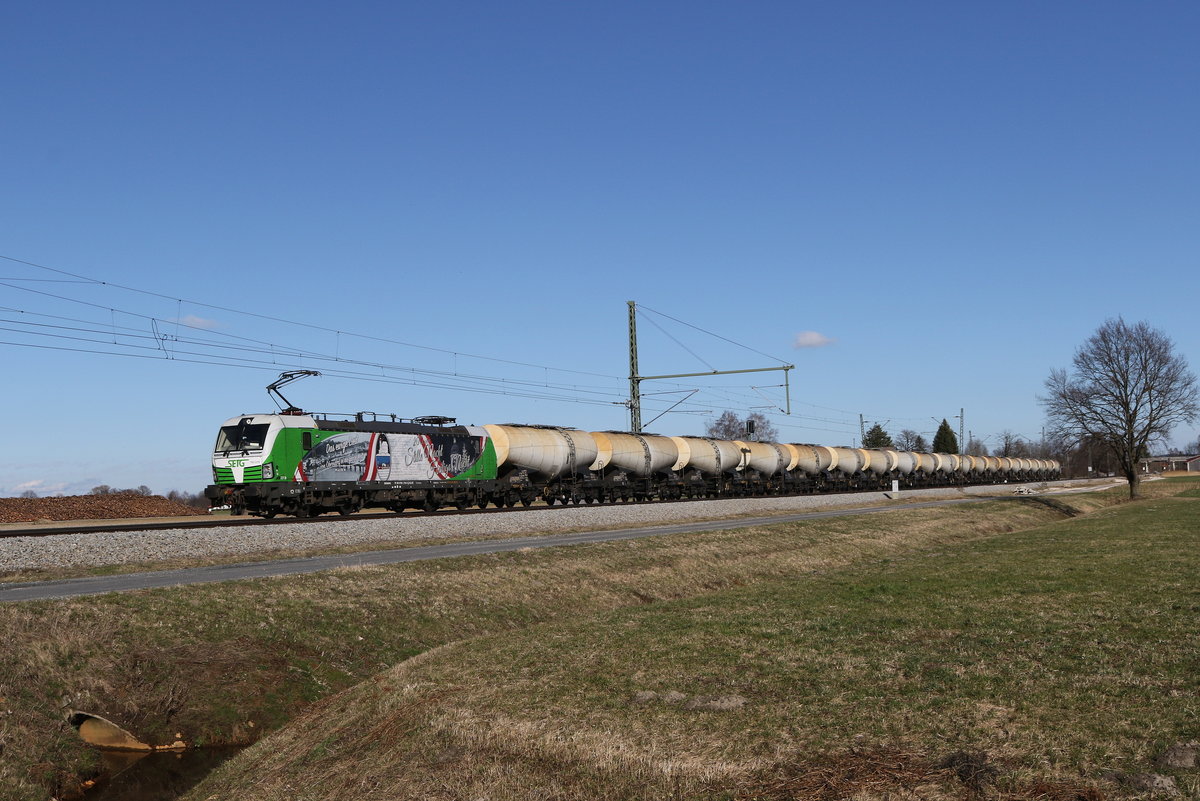 193 219  Stille Nacht  von  SETG  mit einem Kesselwagenzug aus Salzburg kommend am 1. Mrz 2020 bei bersee am Chiemsee.