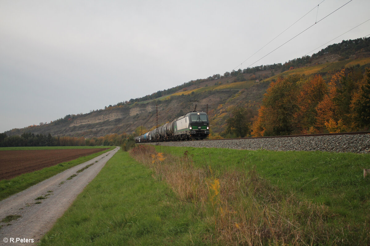 193 221-9 zieht ein Kesselzug bei Thüngersheim. 20.10.24
