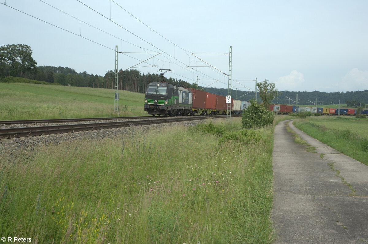 193 223 zieht bei Oberdachstetten ein Containerzug in Richtung Norden. 08.06.24