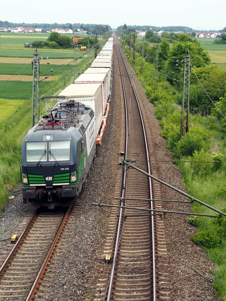 193 225 mit Continerzug in Neu-Ulm Pfuhl am 22.05.2020.