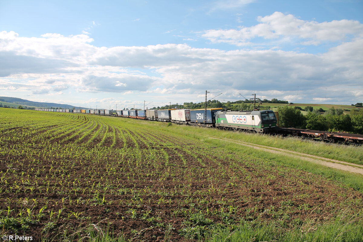 193 225 zieht mit einem DSV Wechselpritschenzug kurz vor Treuchtlingen gen Süden. 28.05.24