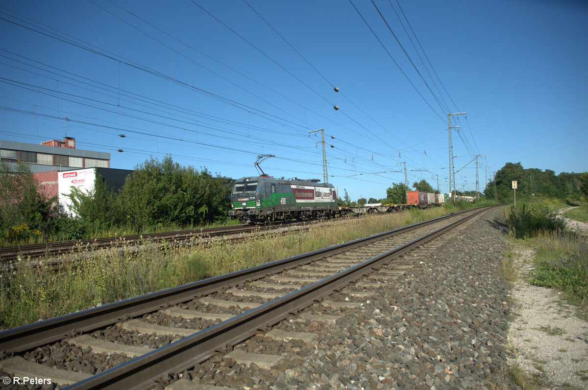 193 230-0 zieht mit einem Containerzug durch Nürnberg Hohe Marter. 11.08.24