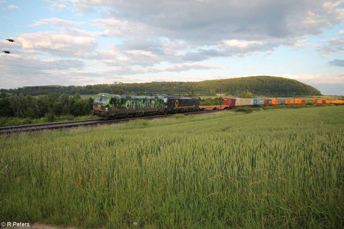 193 234  Grüner Offroad  zieht mit einem KLV Zug bei Treuchtlingen in Richtung Norden. 10.06.24
