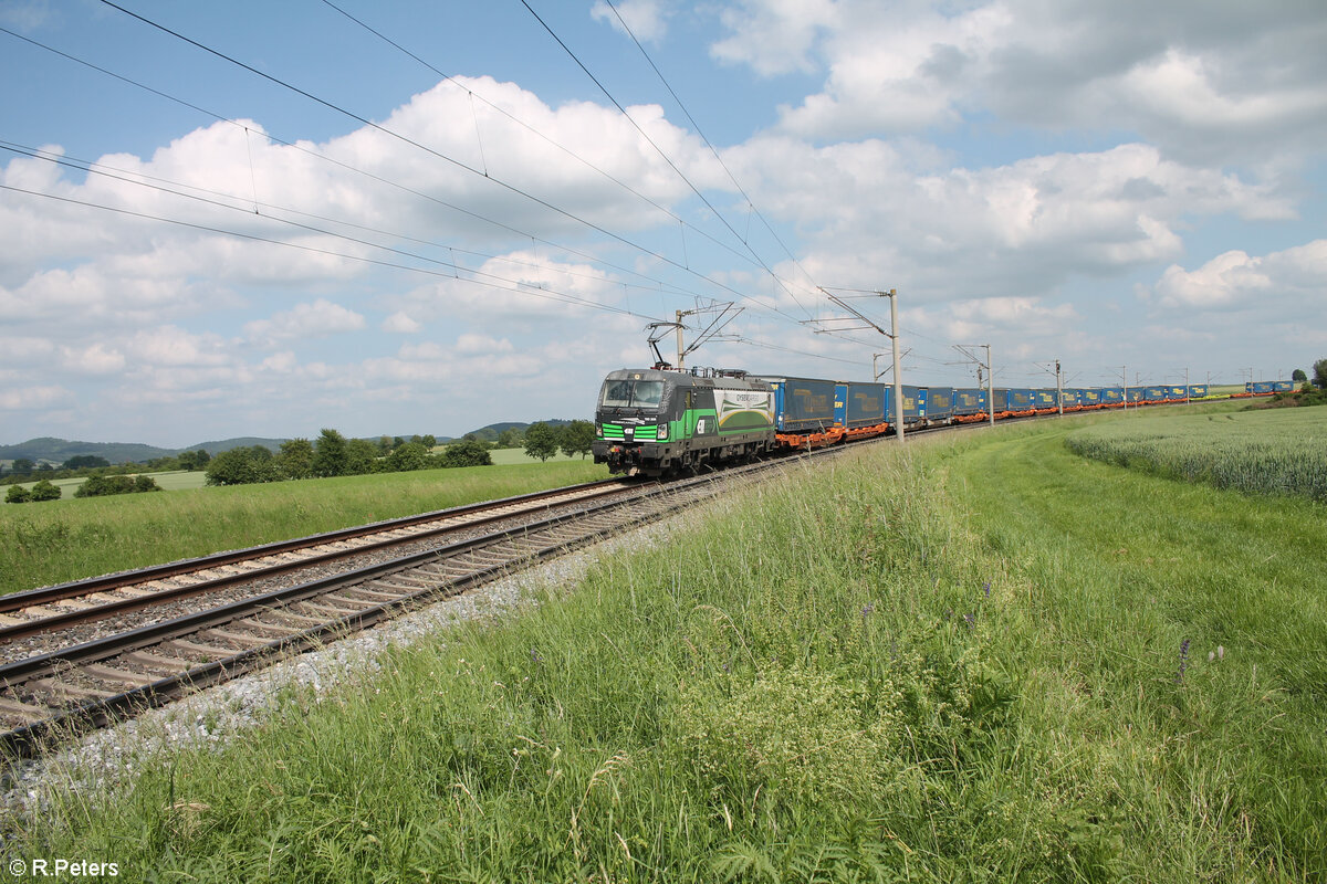 193 235 Zieht bei Uffenheim ein LKW-Walter in Richtung Würzburg. 04.06.24