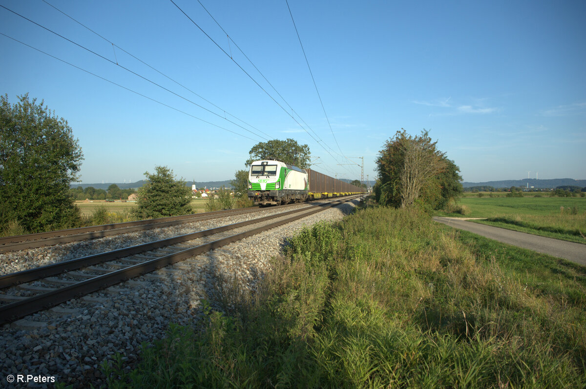 193 240  Steinadler  zieht ein umgeleiteten Ziegler Hackschnitzelzug aus Wiesau/Oberpfalz bei Pölling nach Norden. 28.08.24