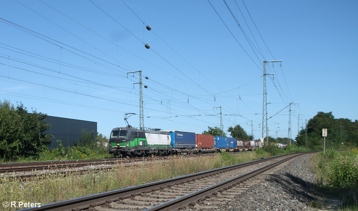 193 241-7zieht mit einem Wechselpritschenzug durch Nürnberg Hohe Marter. 11.08.24