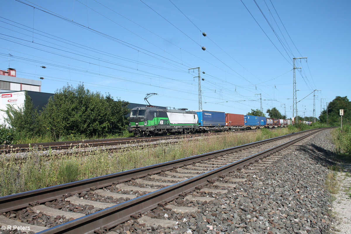 193 241-7zieht mit einem Wechselpritschenzug durch Nürnberg Hohe Marter. 11.08.24