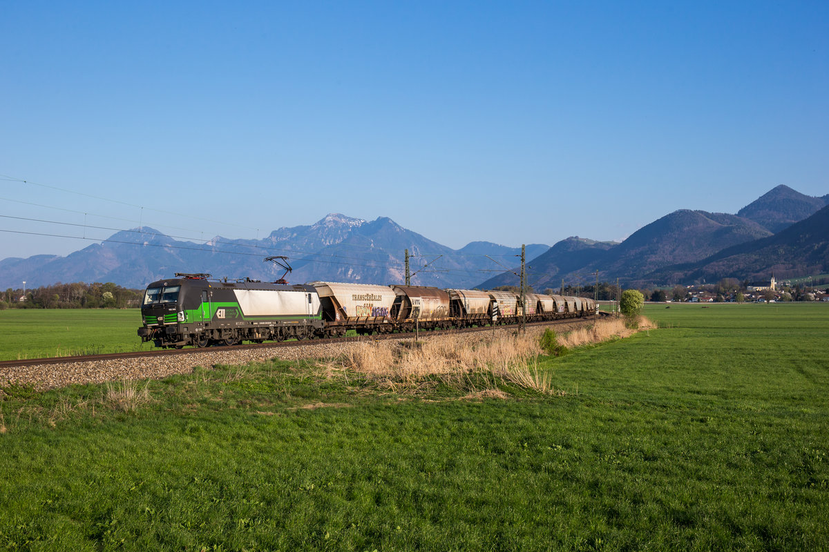 193 242 ebenfalls mit einem Getreidezug am 9. April 2017 bei Bernau.