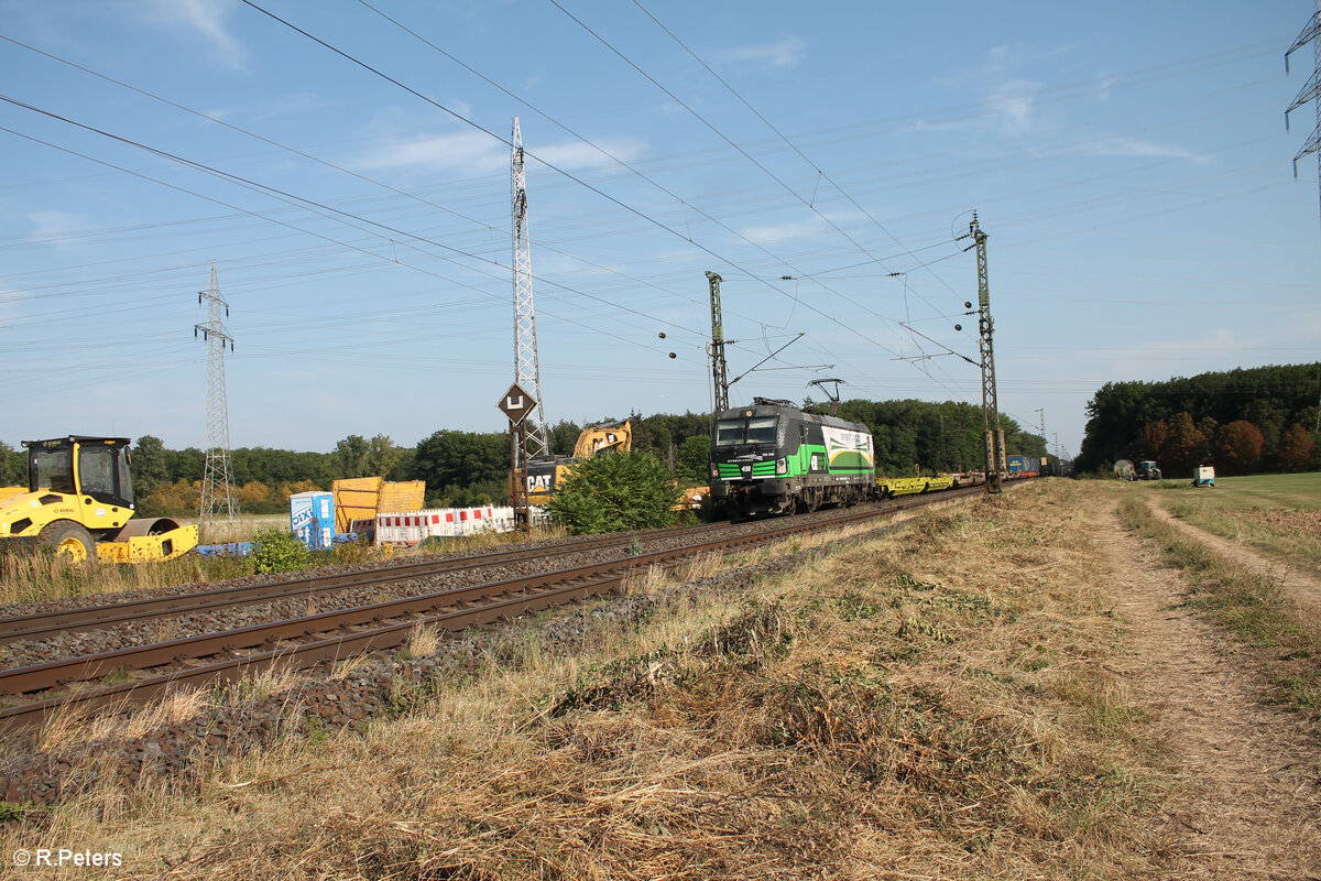 193 245 zieht mit einem LKW-Walter Zug durch die Netztrennstelle Mainz Bischofsheim. 01.09.24