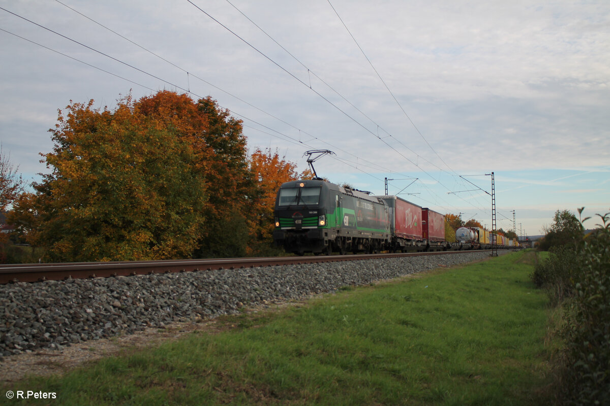 193 266  We Love to Connect  zieht ein Wechselpritschenzug bei Thüngersheim. 21.10.24