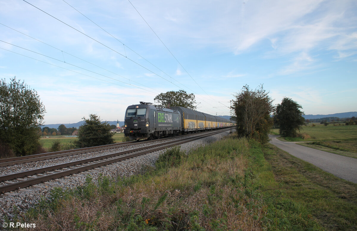 193 267-2  EDELSTAHL  zieht bei Pölling mit einem geschlossenen ARS Autotransportzug BMW in Richtung Norden.17.10.24