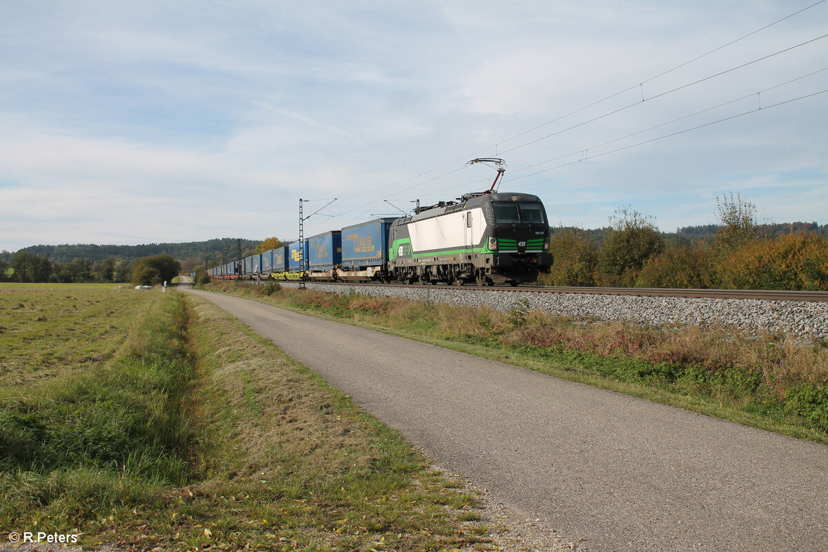 193 270 zieht einen LKW-Walter bei Pölling. 17.10.24