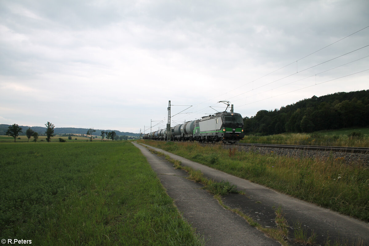 193 272-2 zieht bei Oberdachstetten mit einem Kesselzug in Richtung Süden. 02.07.24
