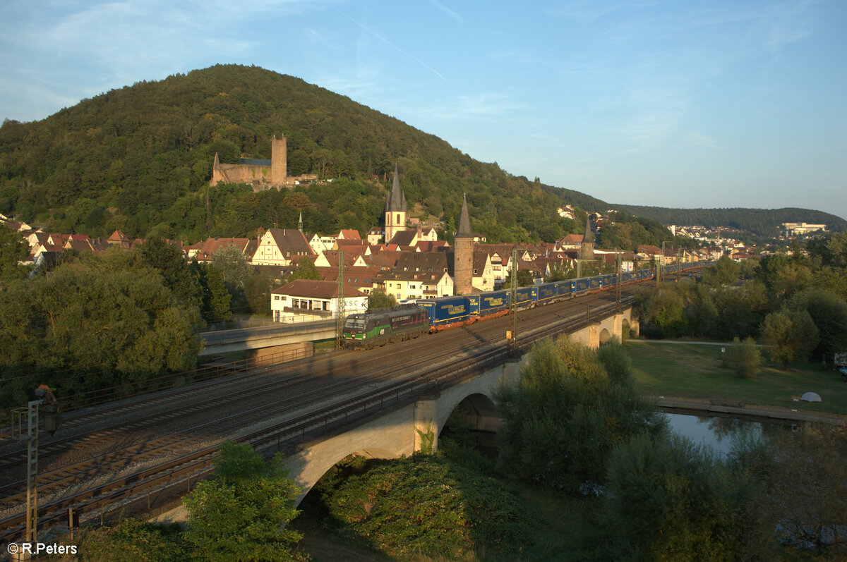 193 274-8  We Love to Connect  durchfährt Gemünden mit einem LKW-Walter Zug. 01.09.24