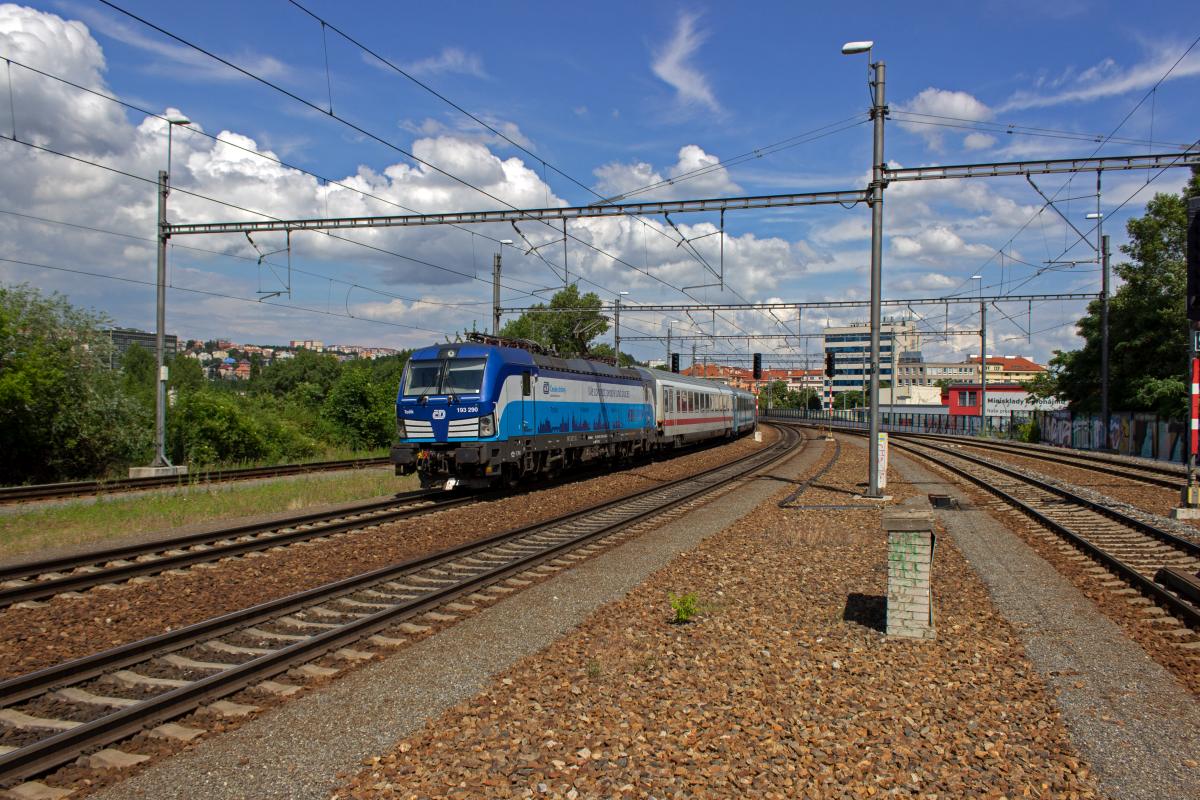 193 290  Tedk  hat den um knapp 90 Minuten verspteten EC 172 aus Budapest am Haken und wird auf der Fahrt in Richtung Hamburg nur kurz in Holeovice zwischenhalten.