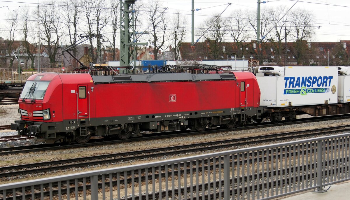 193 358-9 Siemens Vectron mit Containerzug in Augsburg am 21.12.2019.