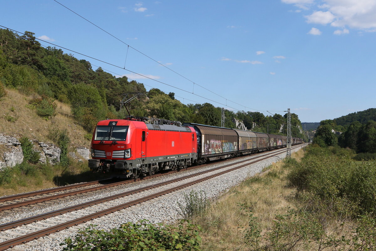 193 369 mit Schiebewandwagen am 8. August 2022 bei Hagenacker im Altmhltal.