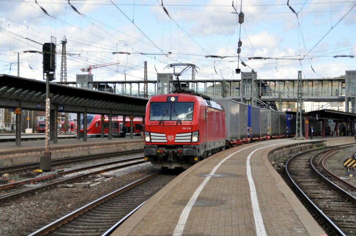 193 370 DB Cargo mit Aufliegerzug in Ulm am 31.03.2023.