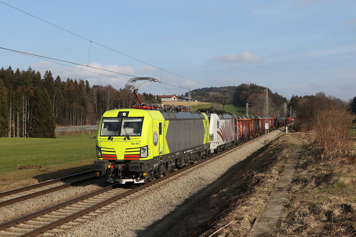 193 401 und 193 776 mit einem gemischten Gterzug aus Salzburg kommend am 12. Februar 2023 bei Htt im Chiemgau.