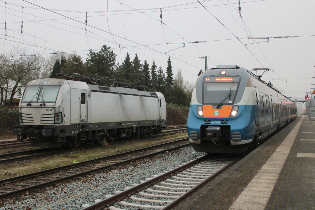 193 427 und 442 837 am 22.12.2025 in Rostock-Bramow.