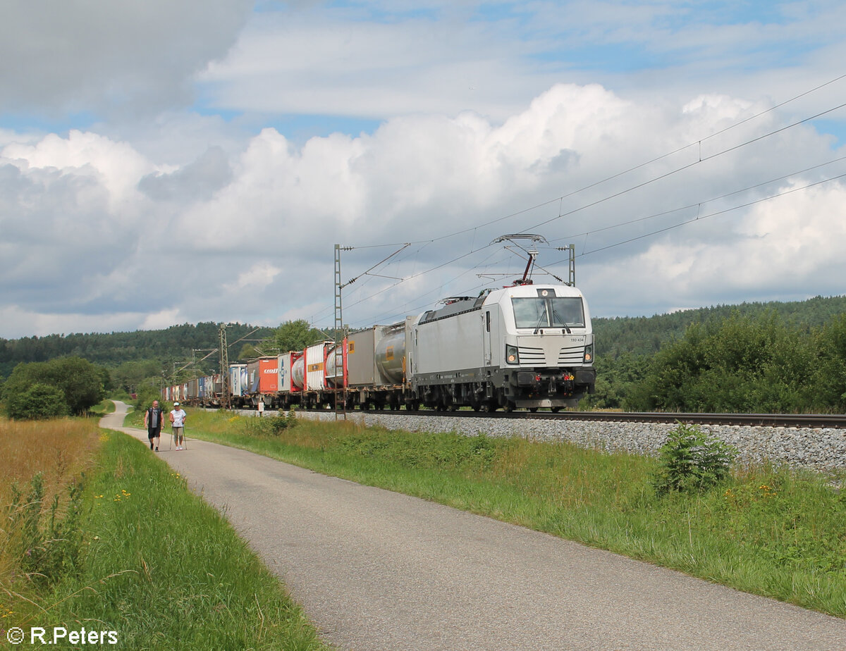 193 434 zieht bei Pölling ein KLV-Zug in Richtung Passau. 13.07.24