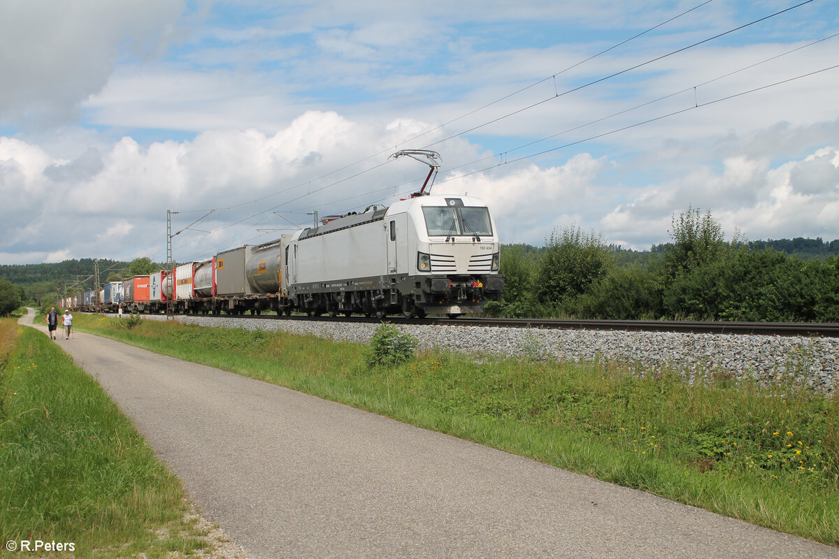 193 434 zieht bei Pölling ein KLV-Zug in Richtung Passau. 13.07.24