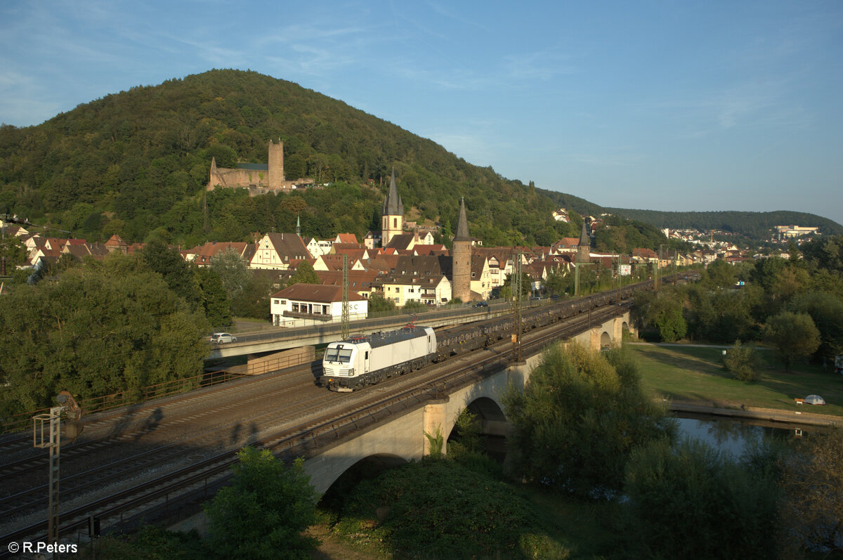 193 444 zieht mit dem Kupferanoden Zug durch Gemünden. 01.09.24