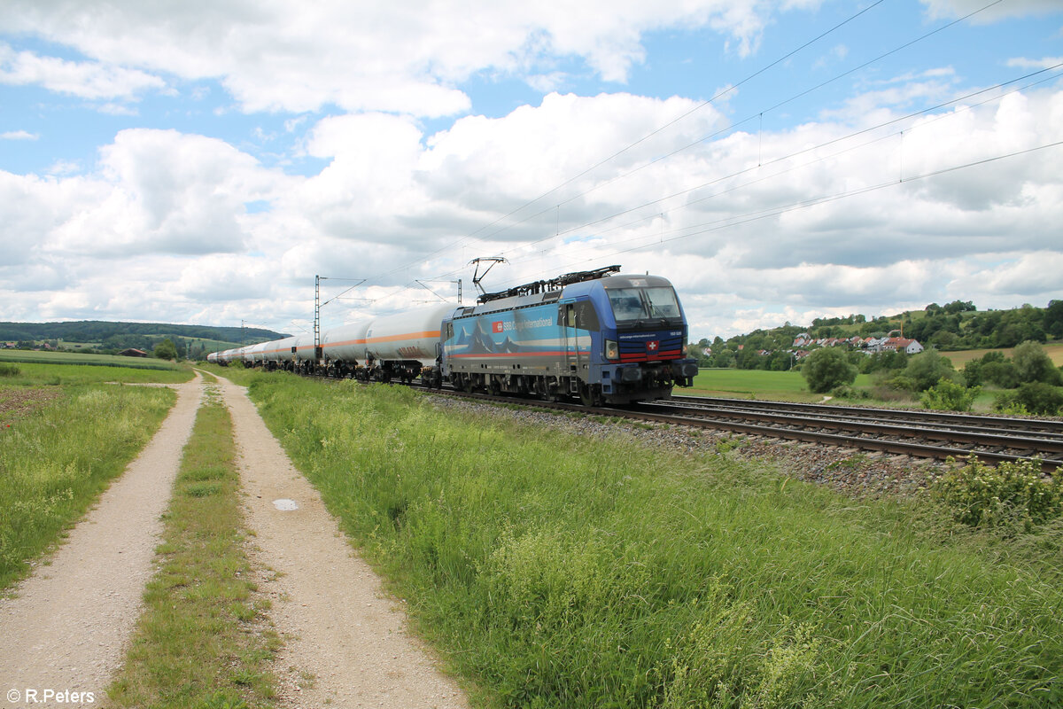 193 528 zieht kurz vor Treuchtlingen ein Gaskesselzug in Richtung Süden. 28.05.24