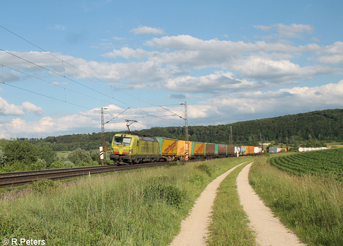 193 552  Responsibility Driven  zieht ein Wechselpritschenzug Northegger bei Treuchtlingen in Richtung Norden. 10.06.24