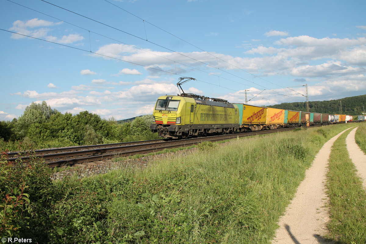 193 552  Responsibility Driven  zieht ein Wechselpritschenzug Northegger bei Treuchtlingen in Richtung Norden. 10.06.24