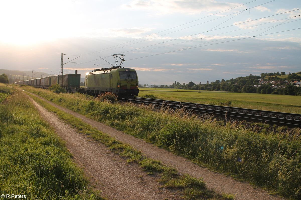 193 559  Natural  zieht kurz vor Treuchtlingen ein Northegger ZUg. 10.06.24