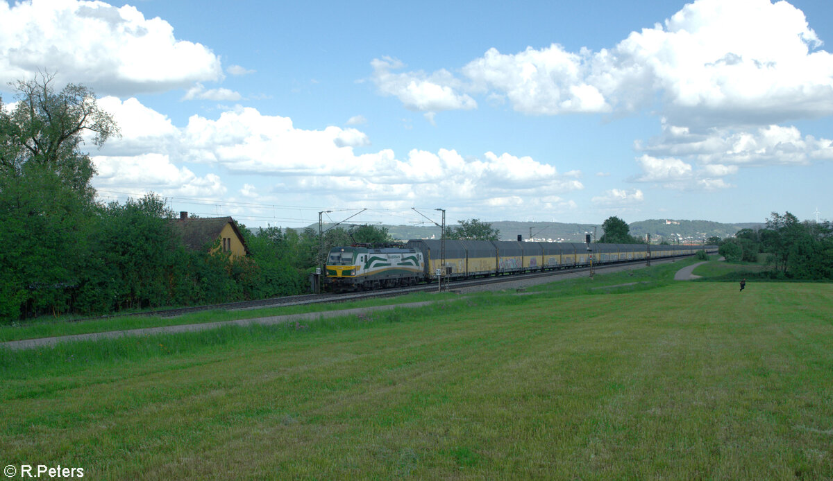 193 595 zieht mit einem ARS Altmann bei Pölling vorbei. 14.05.24