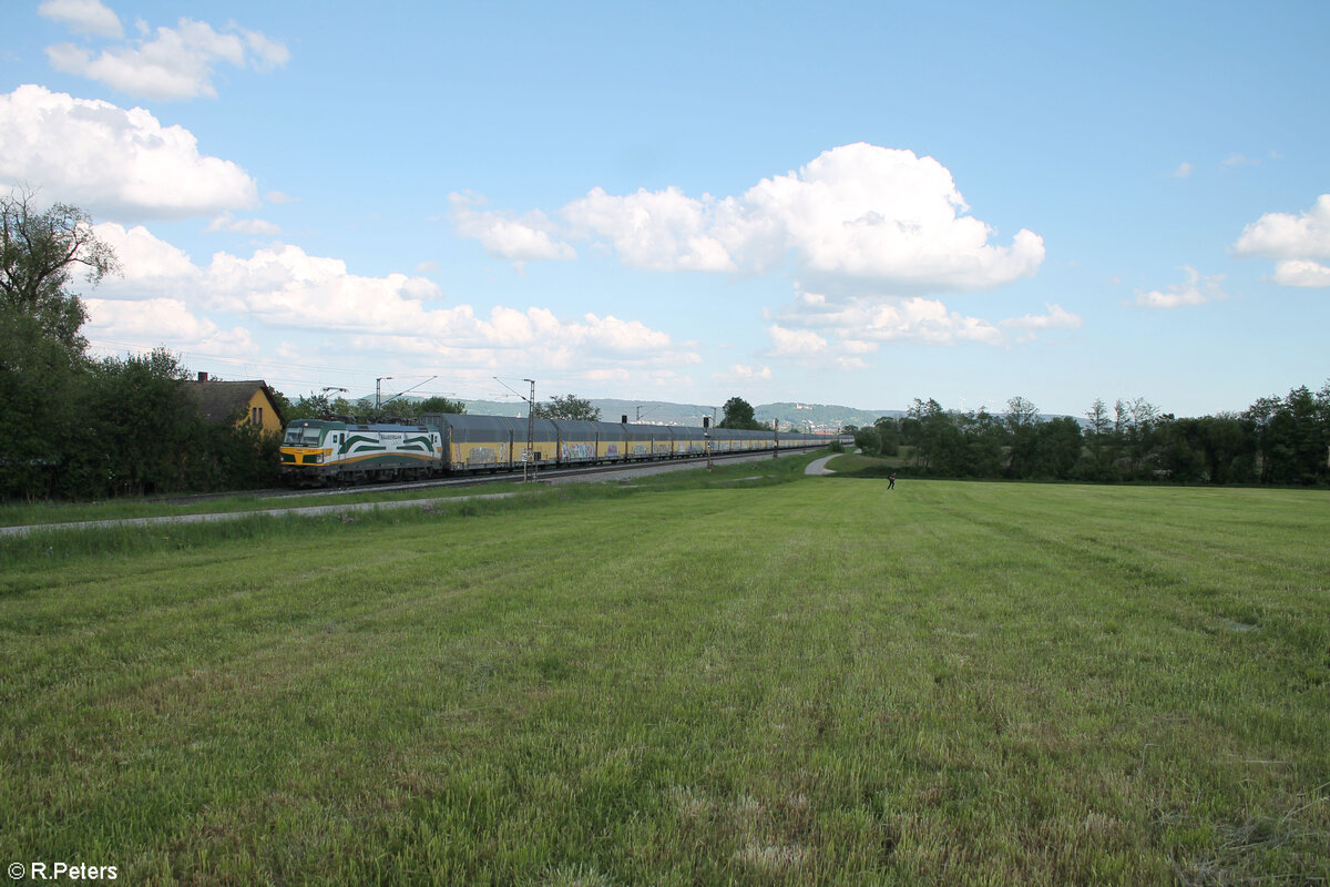 193 595 zieht mit einem ARS Altmann bei Pölling vorbei. 14.05.24