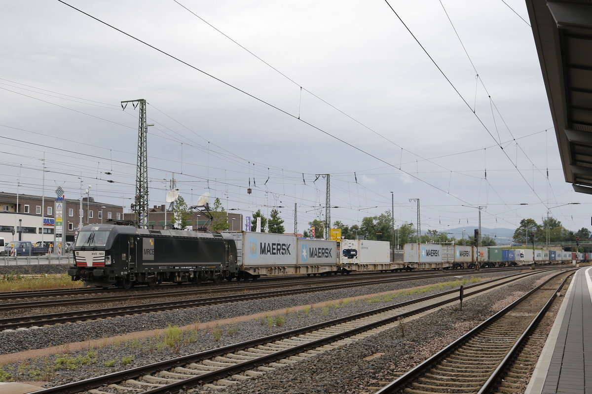 193 602 durchfhrt mit einem Containerzug am 10. August 2017 den Bahnhof von Bebra.