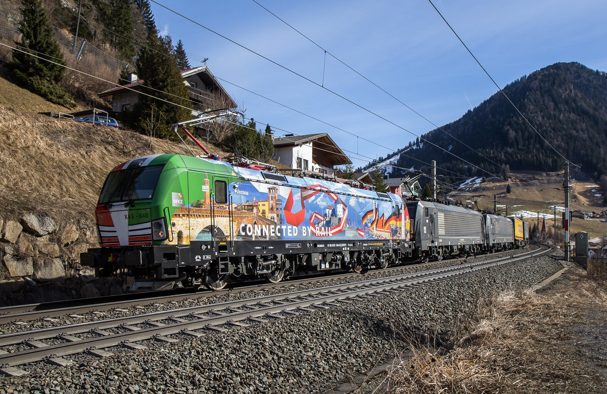 193 640 bewegt sich am 25.2. vom Brenner kommend auf München zu - und hat dabei soeben St. Jodok passiert. Dahinter spielen 189 934 und 910 die Nebenrollen. 