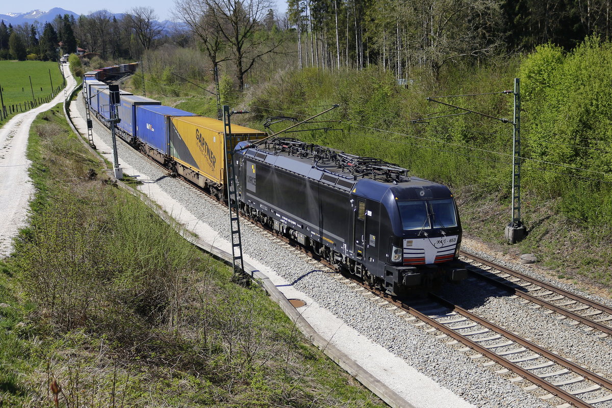 193 653 von  MRCE  war mit einem Containerzug am 19. April 2019 bei Grabensttt nach Salzburg unterwegs.